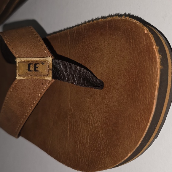 Reef boys leather flip flops Size 4/5 - Picture 10 of 14